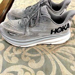 HOKA CLIFTON 9 SIZE 10.5 Excellent condition barely used